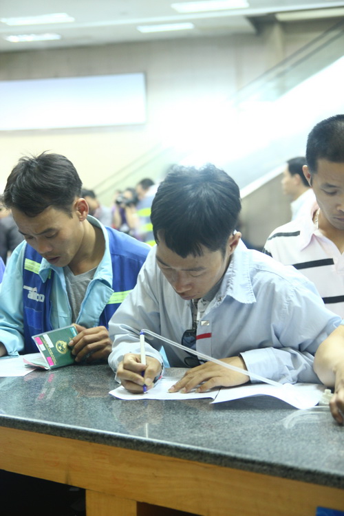 Dừng đưa khách và lao động sang vùng có dịch Ebola ảnh 1